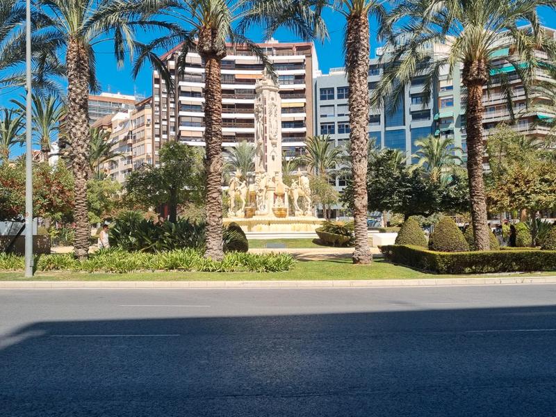 Foto e95dc2c7-0daa-46ee-a89d-ea35b6c75805. Piso en placa de los luceros 6 piso plaza de los luceros, para reformar a las necesidades del comprador. en Alicante