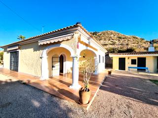 Chalet en Carrer els ports 24. Chalet rstico con 2 parcelas de terreno urbanizable, muy buena