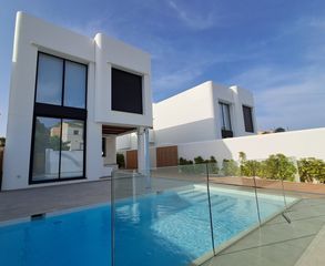 Chalet en Carrer dof� 4. Villa contempor�nea de lujo en el albir, a estrenar.