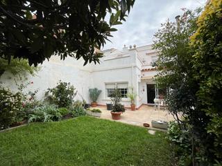 Casa  Miquel suris. Sant feliu de guíxols, casa de poble amb jardí