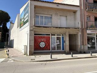 Lloguer Local Comercial a Teulera 17. Local en el centro de santa cristina daro