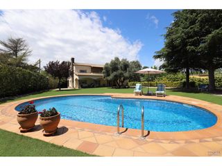 Chalet  Calle carrer dels esports 294. Exclusiva villa con piscina y parcela edificable en can carbonel