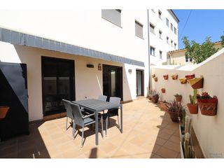 Etagenwohnung  Calle pere gironès 34. Planta baja con terraza y garaje