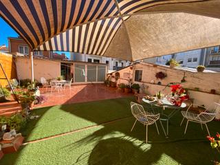 Pis  Carrer de sant agustí. Con terraza