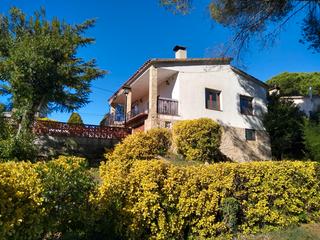Chalet à Llagostera. Casa independiente en la urbanización la canyera