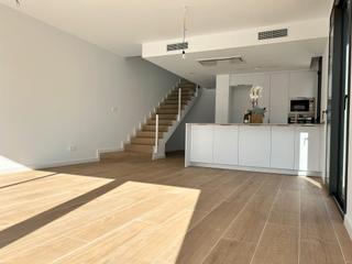 Maison jumele dans Carrer pintor solives 170. Casa de obra nueva a banyoles en el pla de l'ametller