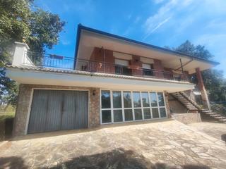 Chalet à Carrer lleopard 24. Casa en venda a sils