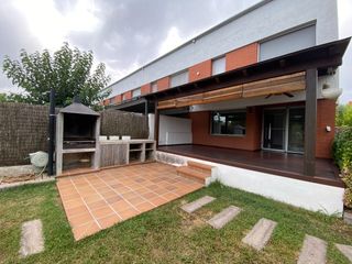 Lloguer Casa aparellada  Carrer dels abellerols. Amb jardí