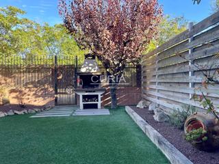 Casa adossada a Ciutat Jardí. Casa adosada totalmente reformada con jardin privado en ciutat j