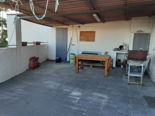 Casa en Vista Alegre. Casa esquinera con terraza