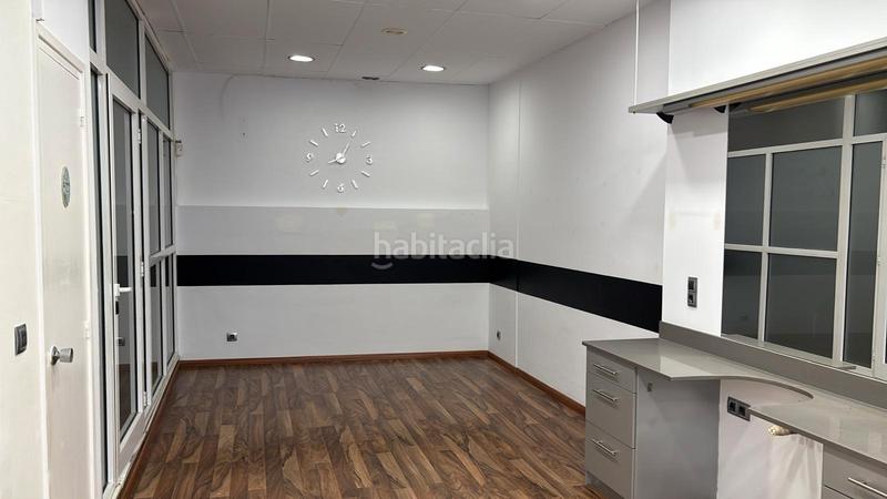 Foto 0936be2a-848e-45bf-8498-1371010e2cf0. Alquiler local comercial como nuevo. centro total. salida de humos en Mataró