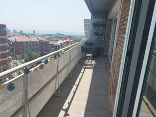 Pis a Cerdanyola Sud. Cuatro habitaciones. balcón grande
