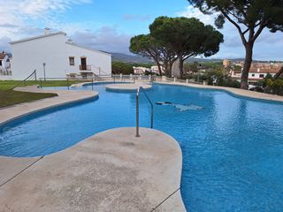 Rent Chalet  Avinguda del rosselló. Temporada verano 2024