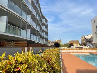 Affitto Piccolo appartamento  Avinguda catalunya. Lluminós apartament amb piscina comunitària i terrassa