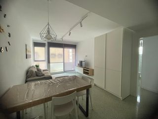 Miete Appartement  Carrer orient. Apartament al centre de la població a 60 metres de la platja.