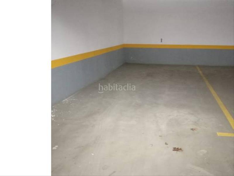 Foto f6a9158d-1565-438e-ac45-55027f9fc1f2. Aparcament cotxe a Avenida de Abril-9 de Octubre Sagunt