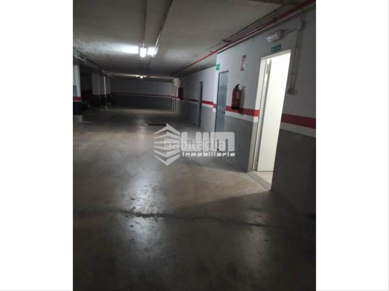 Foto ced31fb7-eb10-4ce4-9aad-0439d8b1d395. Parking voiture dans Avenida de Abril-9 de Octubre Sagunt