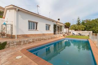 Chalet  Carrer garbi. Torre en una sola planta con piscina