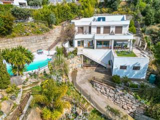 Chalet dans Sant Cebri de Vallalta. Torre de diseo con vistas al mar