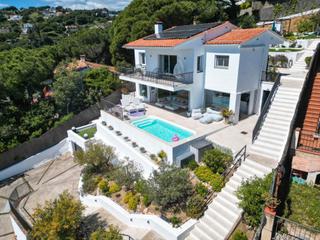Xalet a Sant Cebri de Vallalta. Torre con vistas panormicas al mar