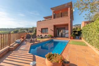 Chalet dans Sant Iscle de Vallalta. Torre grande con piscina