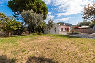 Casa aparellada a Sant Cebri de Vallalta. Casa pareada con jardn