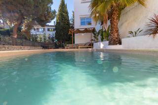 Xalet  Carrer maresme. Torre con piscina y placas solares