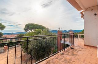Chalet en Sant Cebrià de Vallalta. Casa con impresionantes vistas al mar y la montaña, ubicada en f