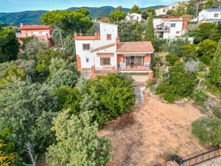 Chalet en Sant Cebrià de Vallalta. Casa con impresionantes vistas al mar y la montaña, ubicada en f