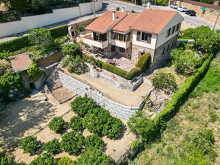 Chalet in Sant Cebrià de Vallalta. Vivienda doble con vistas al mar, ideal para dos familias