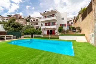 Xalet a Sant Cebrià de Vallalta. Torre mediterránea con vistas al mar y piscina privada