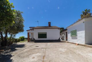 Chalet à Sant Cebrià de Vallalta. Chalet de una planta con jardín
