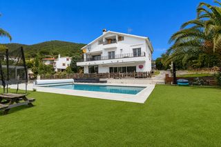 Chalet in Sant Cebrià de Vallalta. Exclusiva vivienda unifamiliar con placas solares y piscina en p