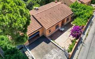 Chalet in Sant Cebrià de Vallalta. Chalet independiente, cómodo y funcional, a tan solo 5 minutos d