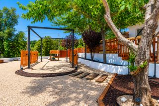 Chalet à Sant Cebrià de Vallalta. Vive rodeado de naturaleza: chalet de una planta con piscina y g