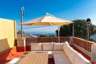 Terreny residencial a Sant Iscle de Vallalta. Parcela urbana con construcción auxiliar, piscina y amplio jardí