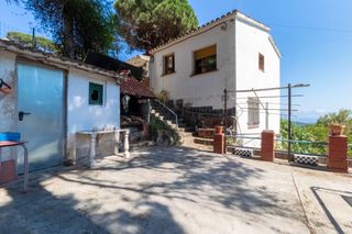 Chalet in Sant Cebrià de Vallalta. Encantadora torre con vistas al mar