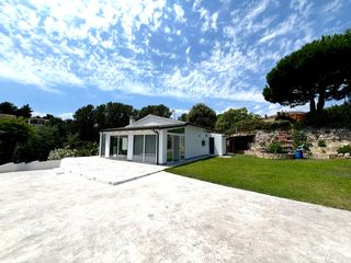 Chalet in Sant Cebrià de Vallalta. Chalet totalmente reformado en una sola planta con piscina de ag