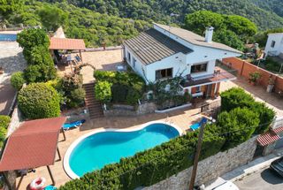Chalet in Sant Cebrià de Vallalta. Torre con piscina, amplias terrazas y vistas al mar y la montaña