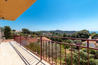 Chalet in Sant Cebrià de Vallalta. Torre de dos plantas con jardín, terraza y vistas al mar y a la