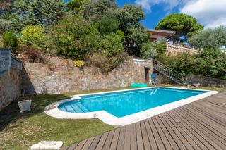 Chalet à Sant Cebrià de Vallalta. Exclusiva villa con piscina, pista de tenis y espectaculares vis