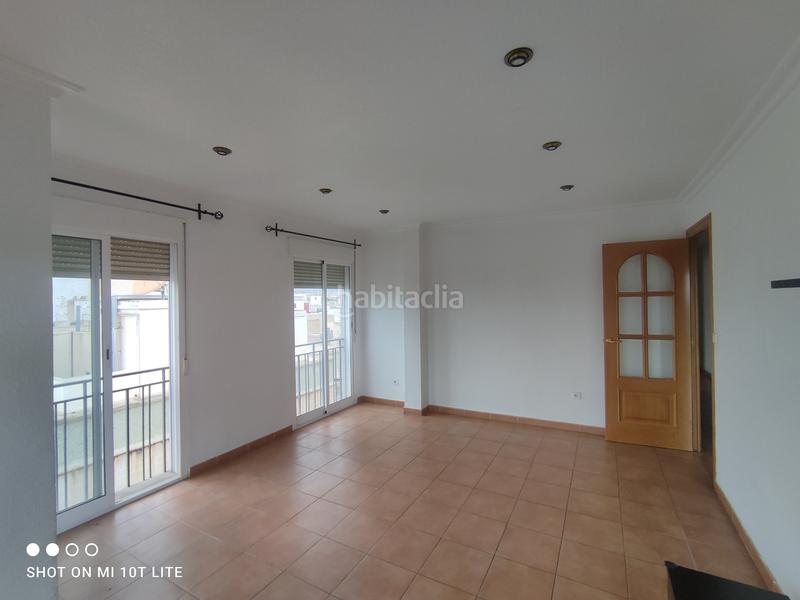 Foto d079e970-840b-4b6b-9640-fd0a4277e447. Alquiler piso  exterior con vistas a las palmeras en Elche / Elx