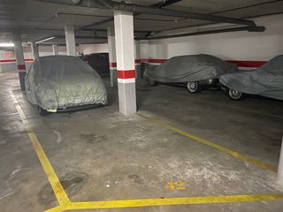 Parking coche en Carrer gran via tomas balvey, 75. Plaza para dos coches