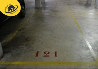 Aparcament cotxe a Calle porto 8. Plaza de parking en can llong
