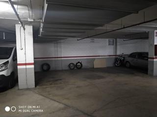 Aparcament cotxe a Can Llong. Plazas de parking consecutivas en can llong