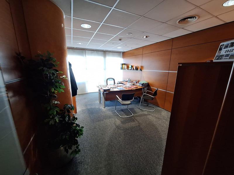 Foto 0abeeb07-f33d-4f57-ba1e-2c218af6a614. Oficina amb calefacció aparcament a Creu Alta Sabadell