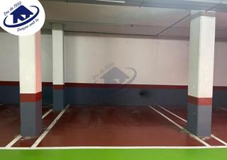 Autoparkplatz in Parc d´Europa. Amplia plaza de aparcamiento en calle monturiol próxima al centr