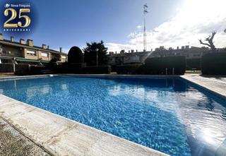 Maison à Can Serra. Casa con jardin, garaje y piscina en can serra.