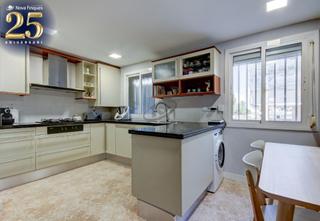 Appartement à Badia del Vallès. Amplia y soleada vivienda a sur totalmente exterior y con ascens