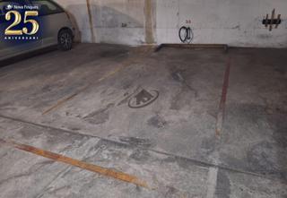 Aparcament cotxe a Parc d´Europa. Plaza de aparcamiento en la románica